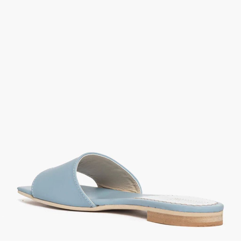 Ciabatta flat Gagliotta in pelle celeste, design minimal.