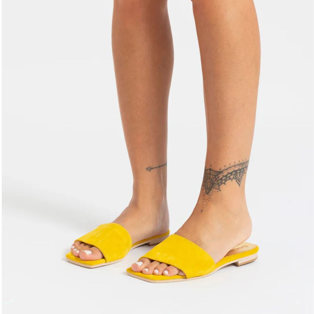 Ciabatta flat Gagliotta in camoscio giallo, design minimal, tacco basso 2 cm.