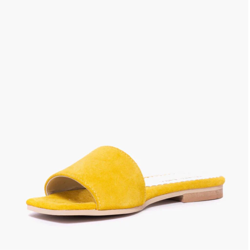 Ciabatta flat Gagliotta in camoscio giallo, design minimal, tacco basso 2 cm.