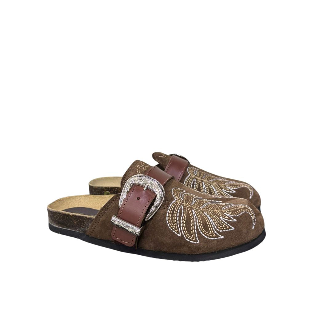 Mule Gagliotta GC in camoscio marrone, ricamo botanico, fascia pelle e maxi fibbia western, suola sughero 3 cm.