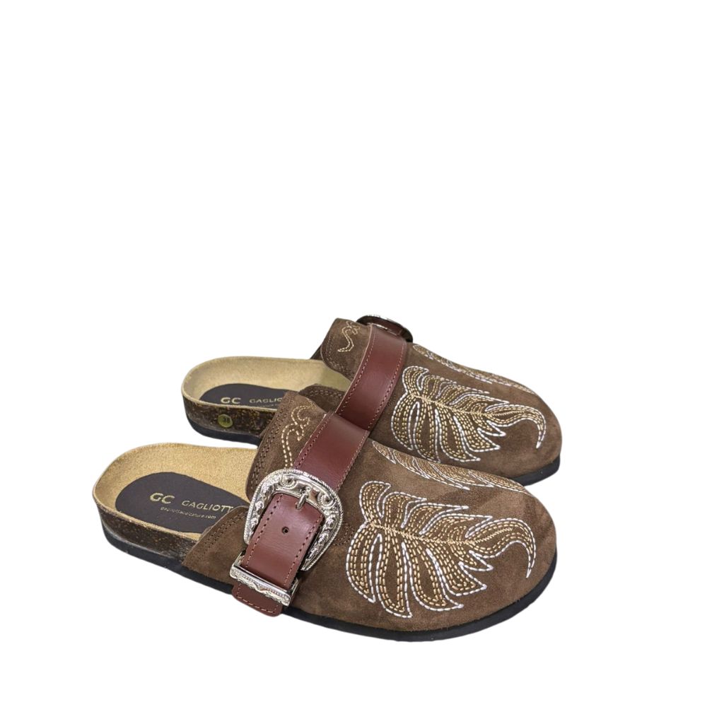 Mule Gagliotta GC in camoscio marrone, ricamo botanico, fascia pelle e maxi fibbia western, suola sughero 3 cm.