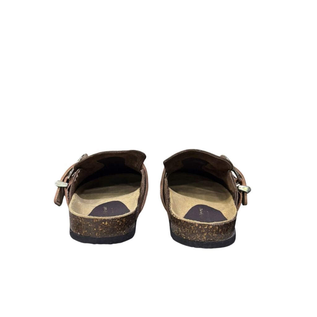Mule Gagliotta GC in camoscio marrone, ricamo botanico, fascia pelle e maxi fibbia western, suola sughero 3 cm.