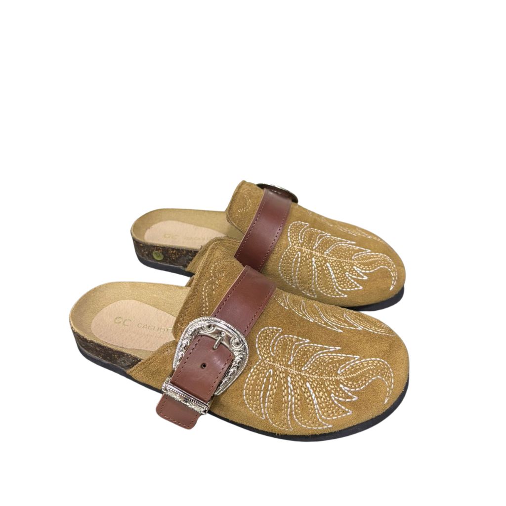 Mule Gagliotta in camoscio cuoio, ricamo botanico, fascia pelle e maxi fibbia western, suola sughero 3 cm.