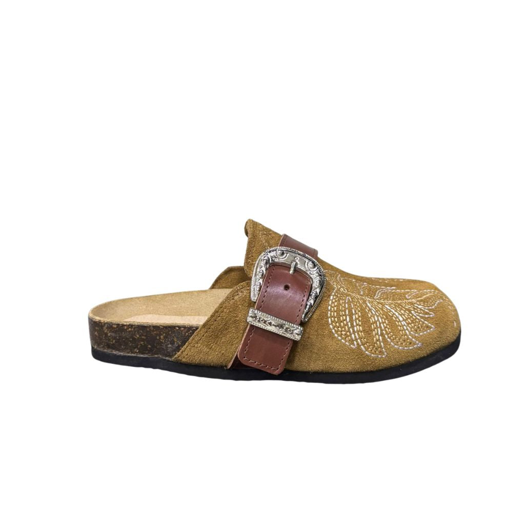 Mule Gagliotta in camoscio cuoio, ricamo botanico, fascia pelle e maxi fibbia western, suola sughero 3 cm.
