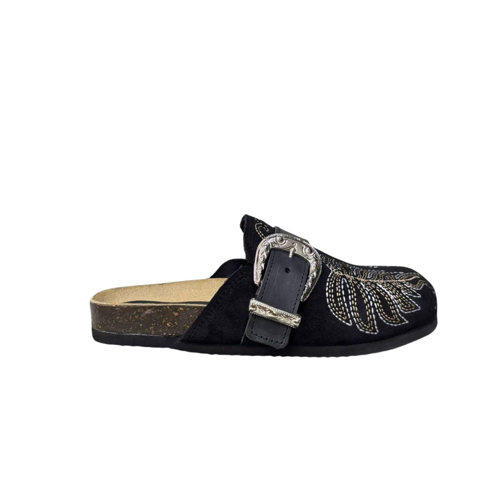 Mule Gagliotta in camoscio nero, ricamo botanico dorato, fascia pelle e maxi fibbia western, suola sughero 3 cm.
