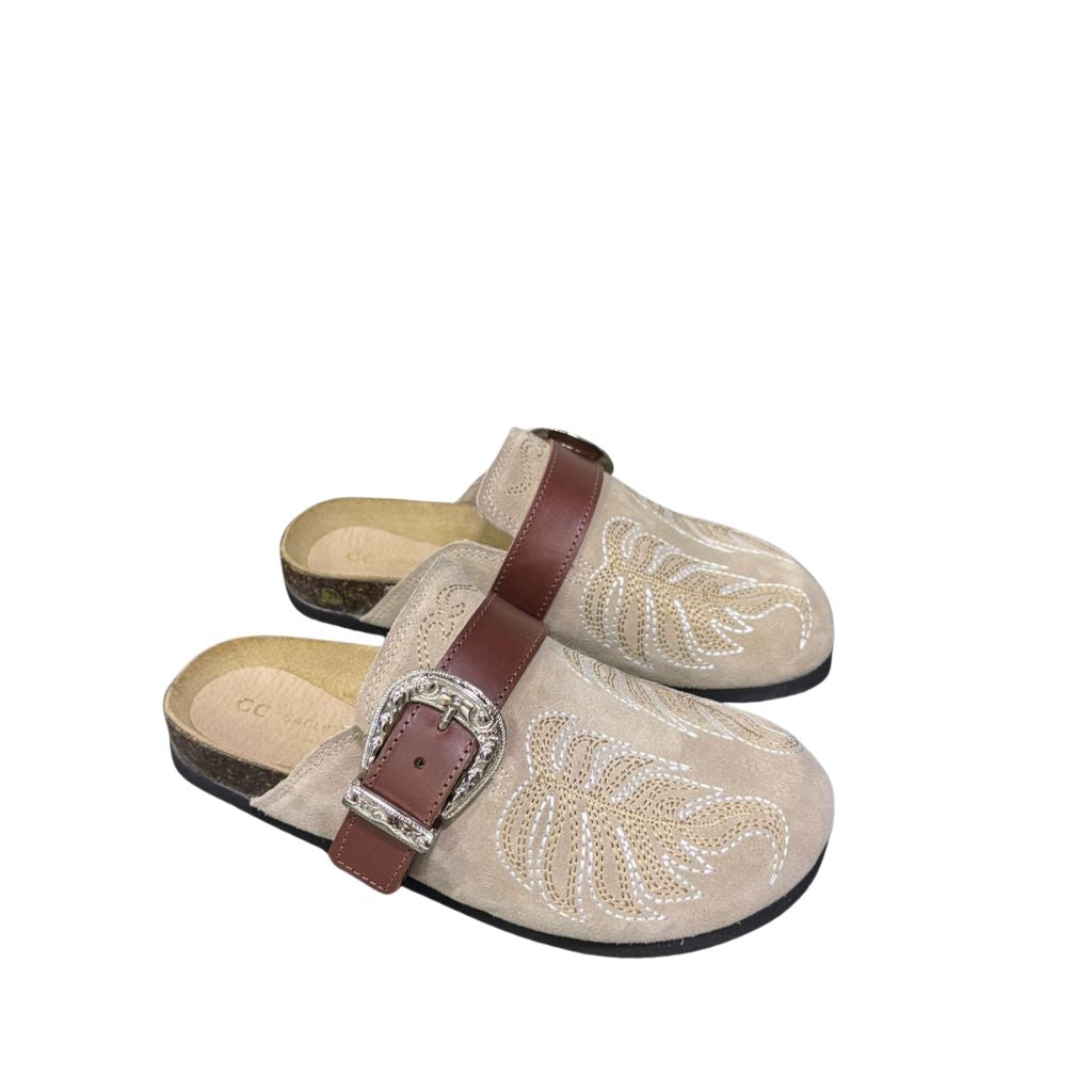 Mule Gagliotta in camoscio taupe, ricamo botanico, fascia pelle e maxi fibbia western, suola sughero 3 cm.