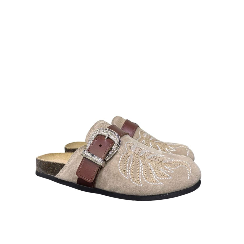 Mule Gagliotta in camoscio taupe, ricamo botanico, fascia pelle e maxi fibbia western, suola sughero 3 cm.