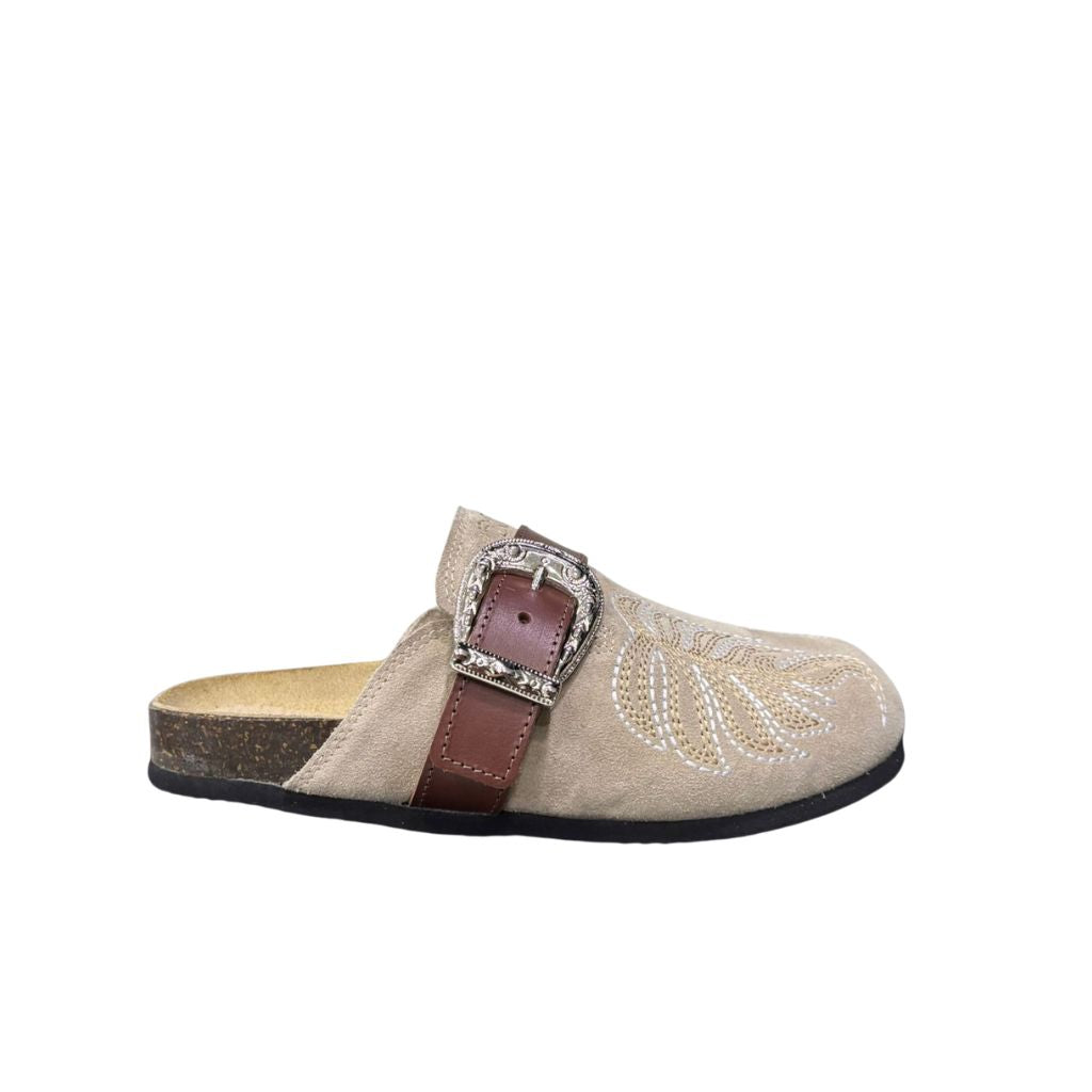 Mule Gagliotta in camoscio taupe, ricamo botanico, fascia pelle e maxi fibbia western, suola sughero 3 cm.