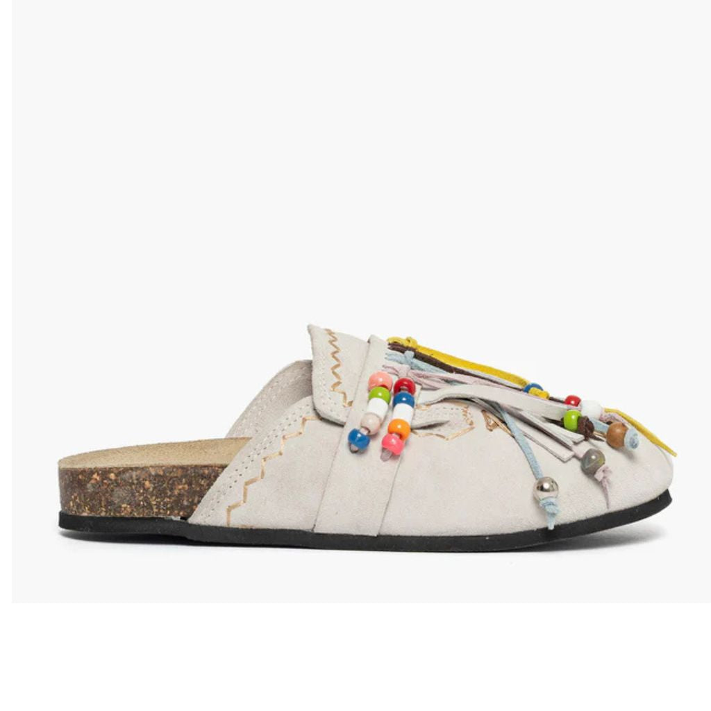 Mule Gagliotta in camoscio ghiaccio con frange, perline multicolor e laccetti colorati, suola sughero 4 cm.