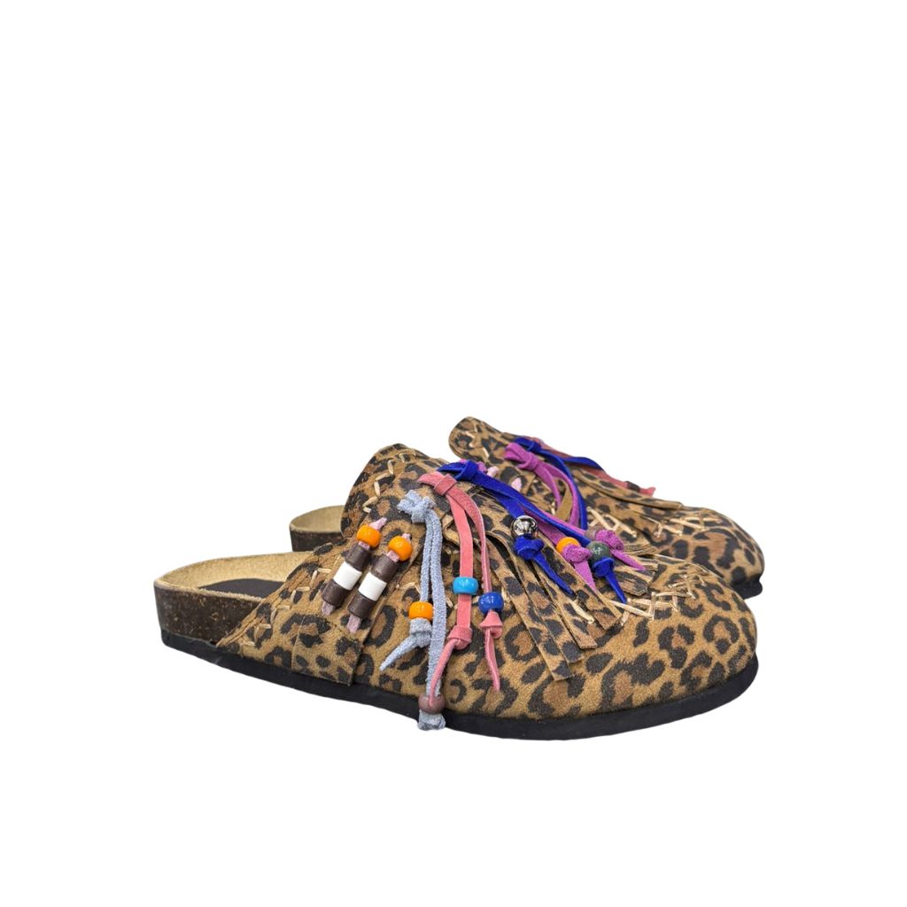 Ciabatta chiusa a sabot Gagliotta con tomaia leopardata, dettagli di frange, laccetti e perline colorate, e suola comfort alta 4 cm.
