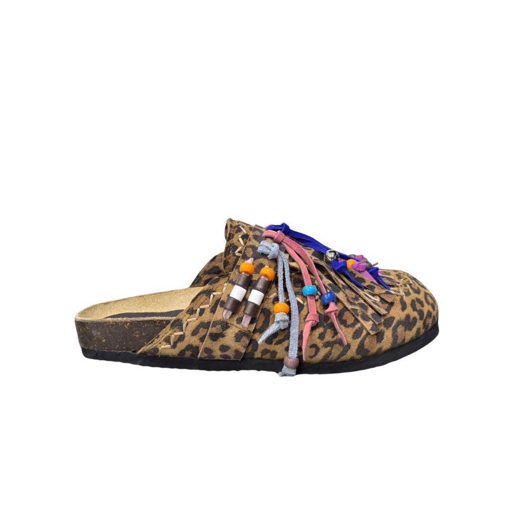 Ciabatta chiusa a sabot Gagliotta con tomaia leopardata, dettagli di frange, laccetti e perline colorate, e suola comfort alta 4 cm.