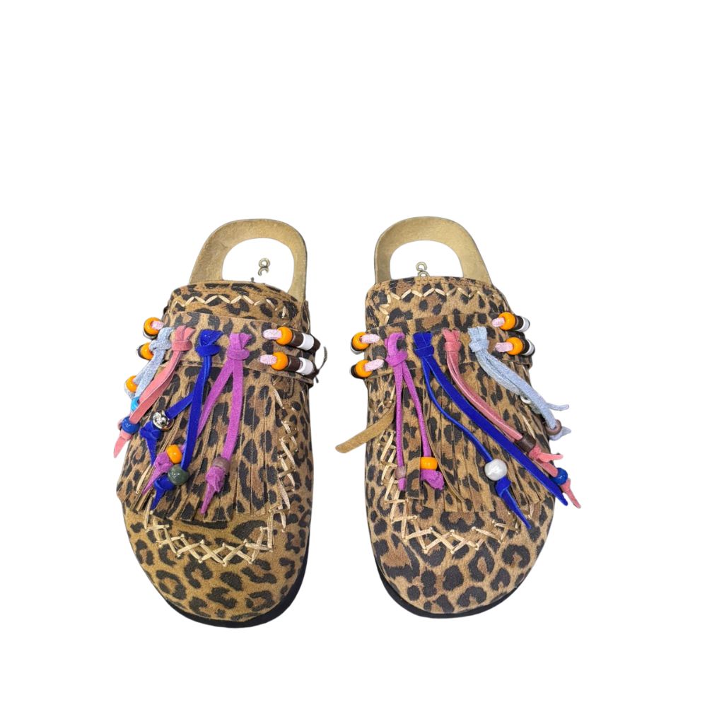 Ciabatta chiusa a sabot Gagliotta con tomaia leopardata, dettagli di frange, laccetti e perline colorate, e suola comfort alta 4 cm.