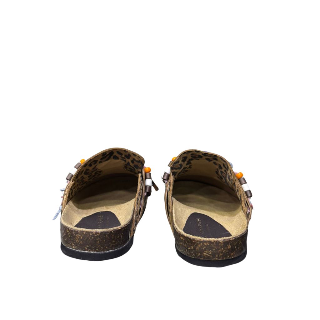 Ciabatta chiusa a sabot Gagliotta con tomaia leopardata, dettagli di frange, laccetti e perline colorate, e suola comfort alta 4 cm.