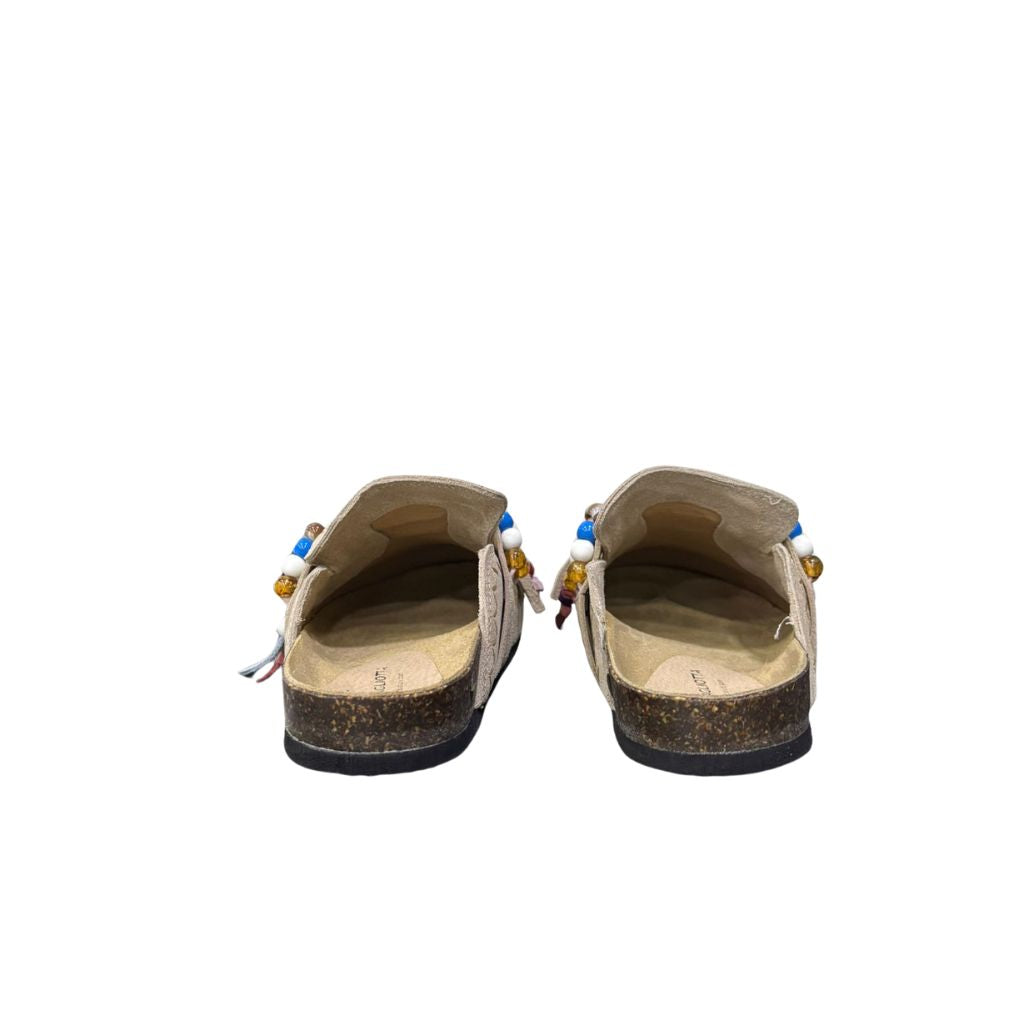 Ciabatta piatta Gagliotta in camoscio color taupe con fascia ricoperta da frange annodate e una confortevole suola alta 4 cm.