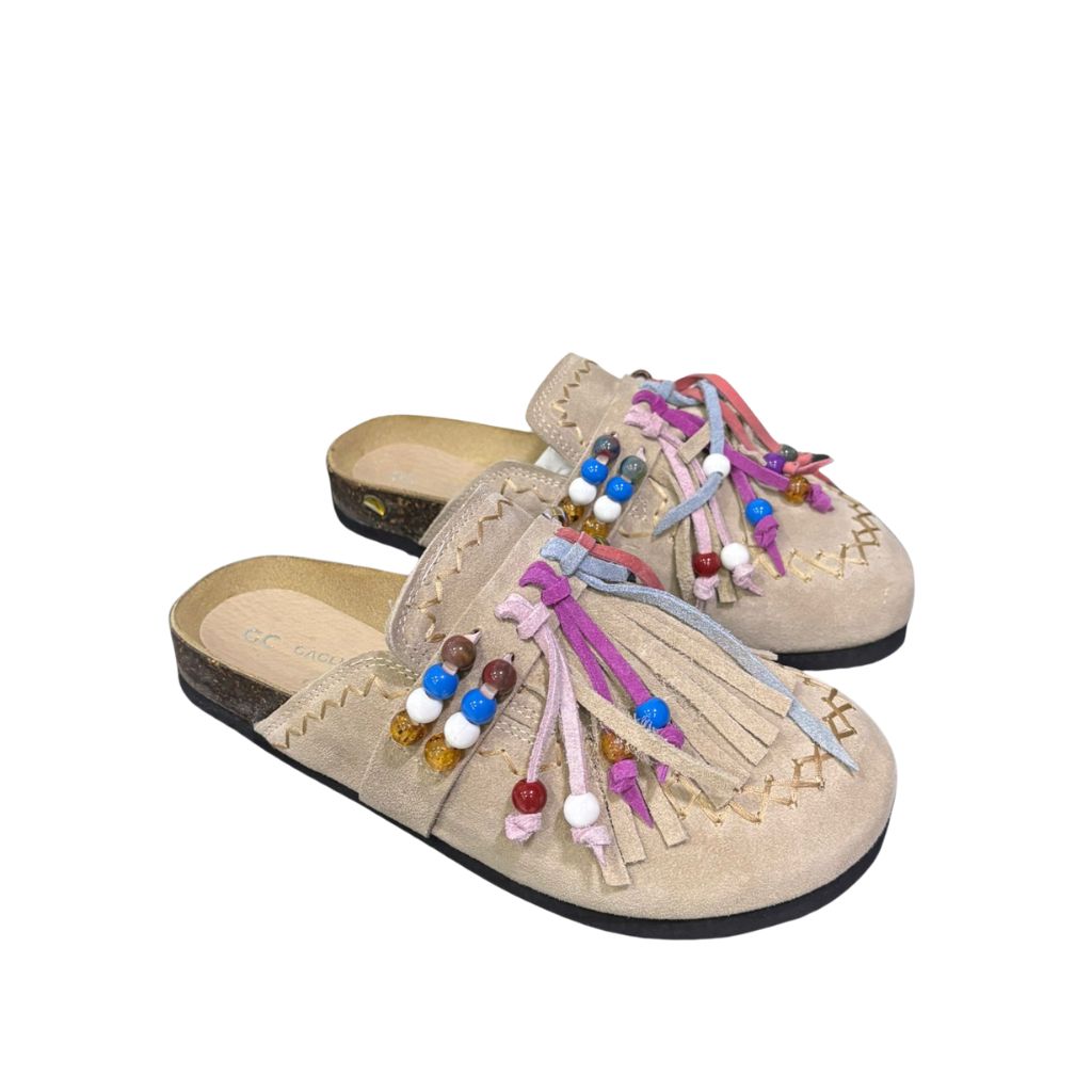 Ciabatta piatta Gagliotta in camoscio color taupe con fascia ricoperta da frange annodate e una confortevole suola alta 4 cm.