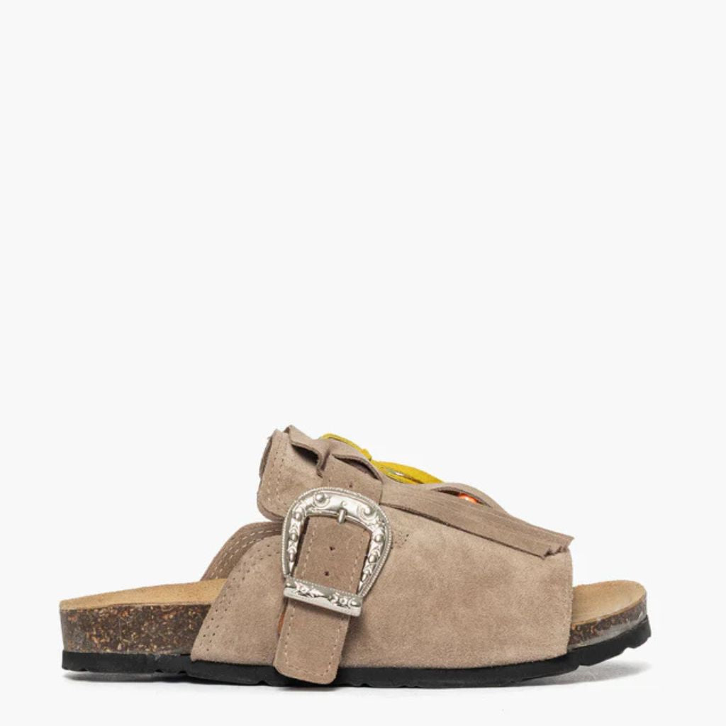 Sandalo open toe Gagliotta in camoscio taupe, maxi fibbia western e frange multicolor, suola sughero 4 cm.
