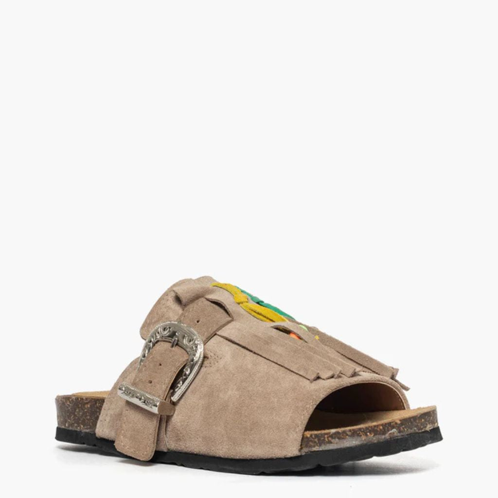 Sandalo open toe Gagliotta in camoscio taupe, maxi fibbia western e frange multicolor, suola sughero 4 cm.