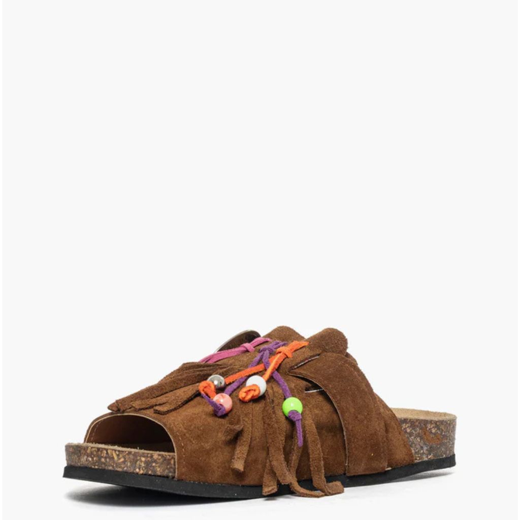 Sandalo open toe Gagliotta in camoscio cuoio, maxi fibbia western e frange con perline colorate, suola sughero 4 cm.
