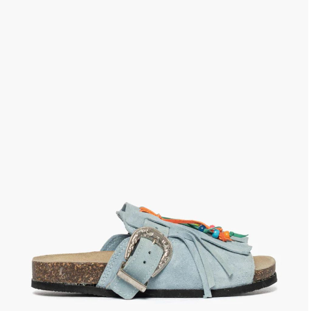 Sandalo open toe Gagliotta in camoscio celeste, maxi fibbia western e frange con perline colorate, suola sughero 4 cm.