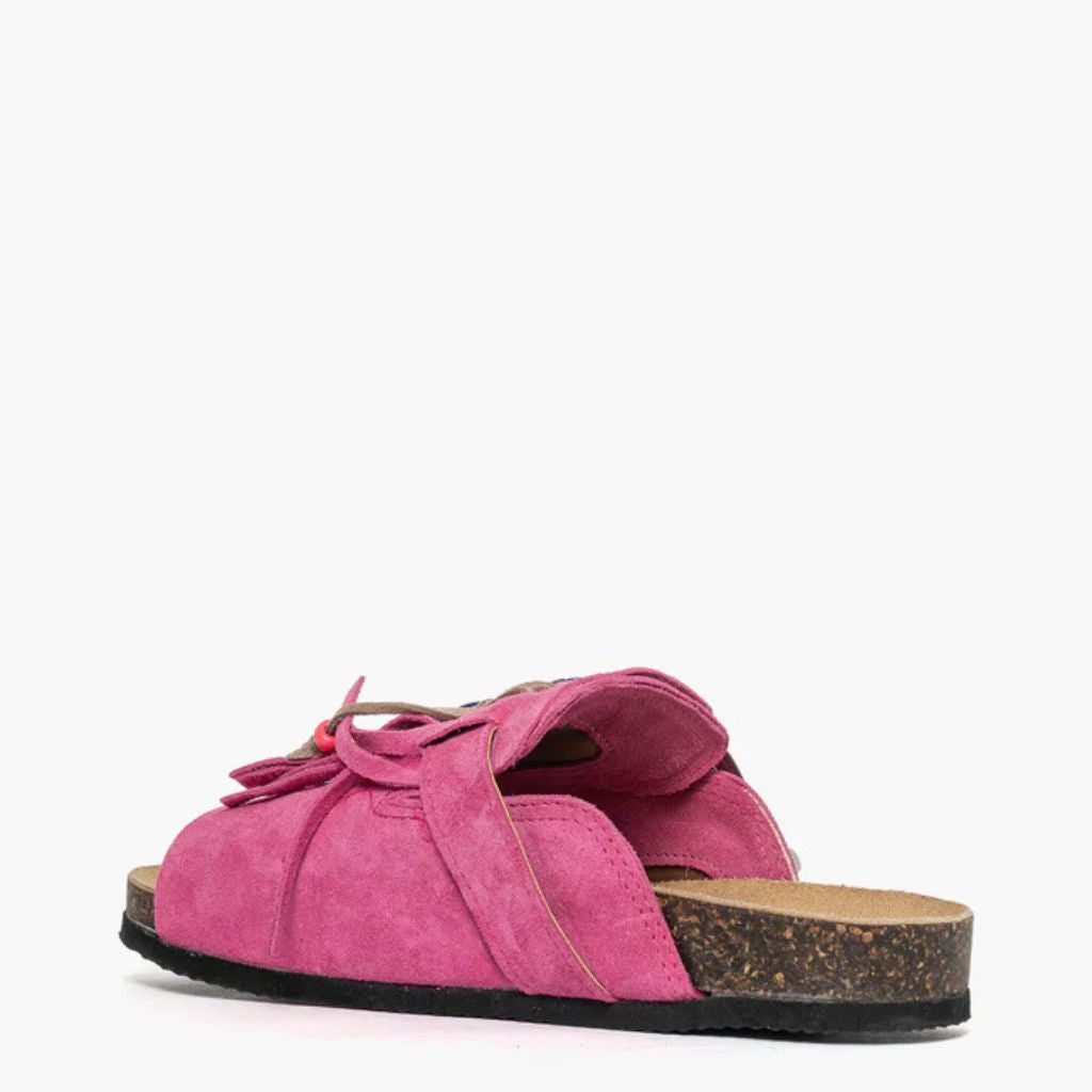 Sandalo open toe Gagliotta in camoscio fucsia, maxi fibbia western e frange con perline colorate, suola sughero 4 cm.