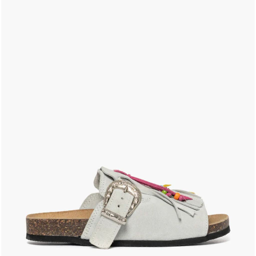 Sandalo open toe Gagliotta in camoscio ghiaccio, maxi fibbia western e frange con perline colorate, suola sughero 4 cm.