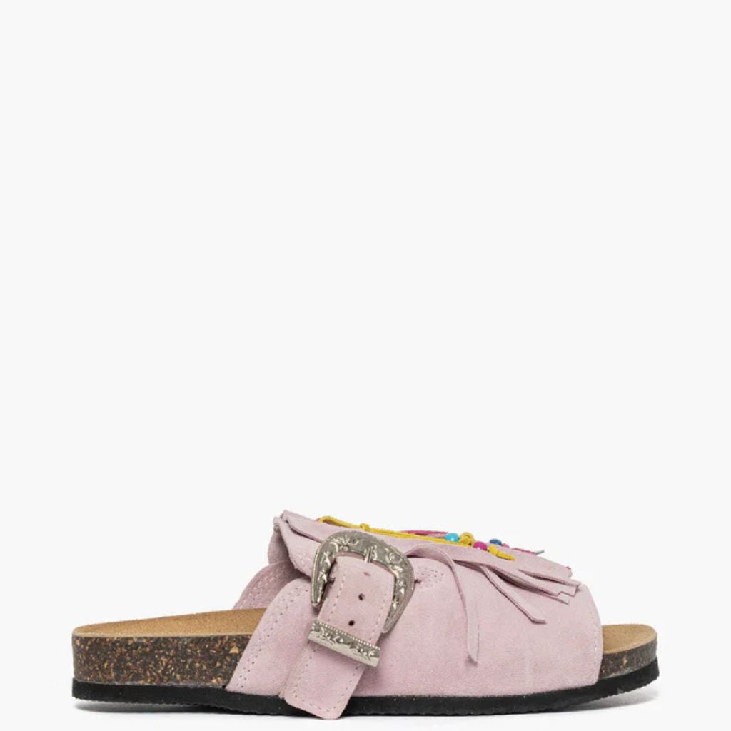 Sandalo open toe Gagliotta in camoscio rosa, maxi fibbia western e frange con perline colorate, suola sughero 4 cm.