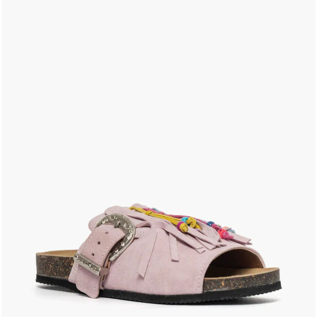 Sandalo open toe Gagliotta in camoscio rosa, maxi fibbia western e frange con perline colorate, suola sughero 4 cm.