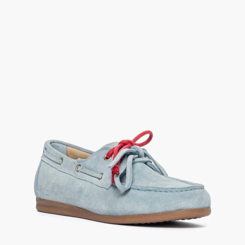 Mocassini in camoscio celeste con lacci cerati rossi