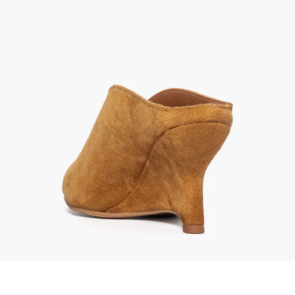 Sabot mule in camoscio cuoio con zeppa concava 8 cm e scollatura a V