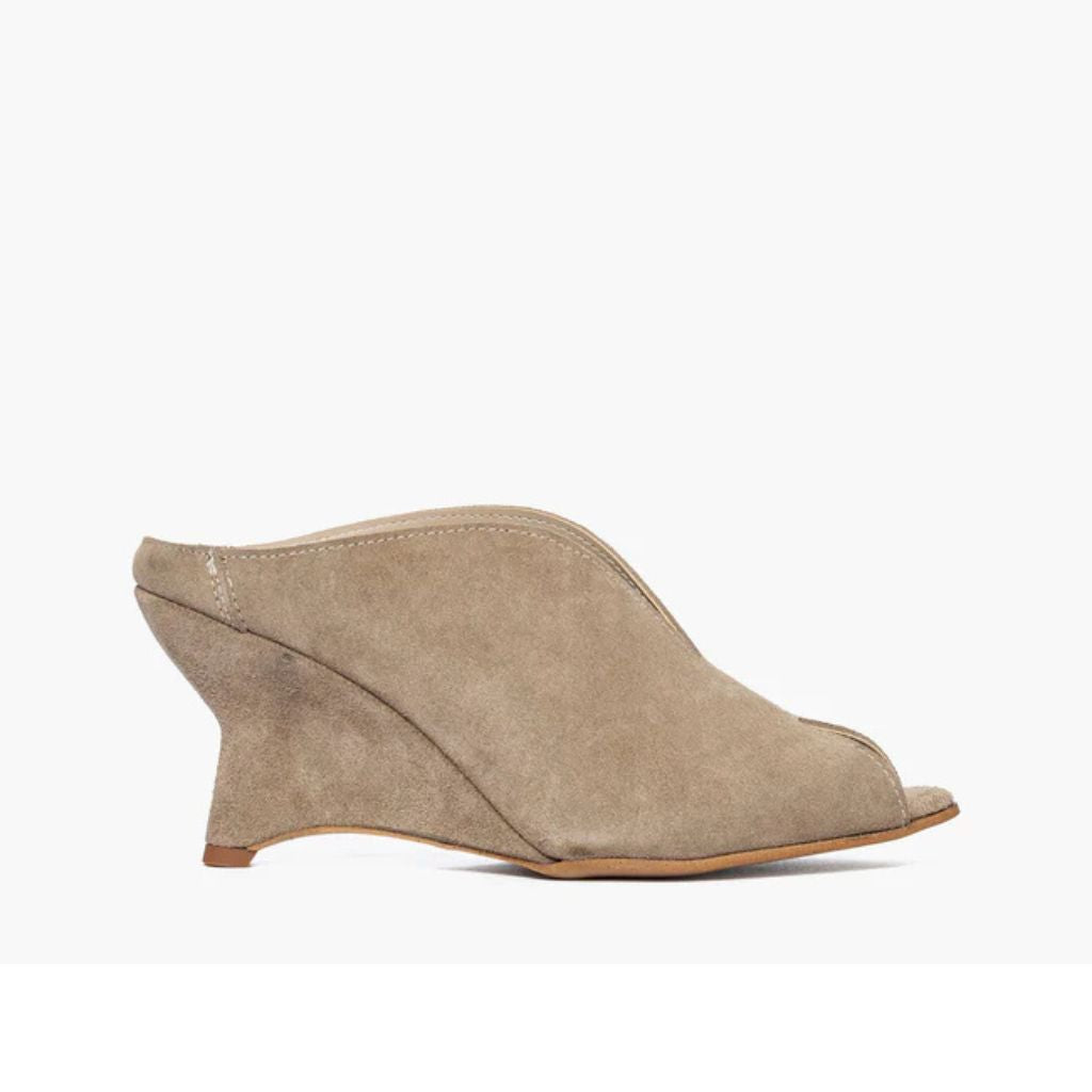Sabot mule in camoscio taupe con zeppa concava 8 cm e scollatura a V