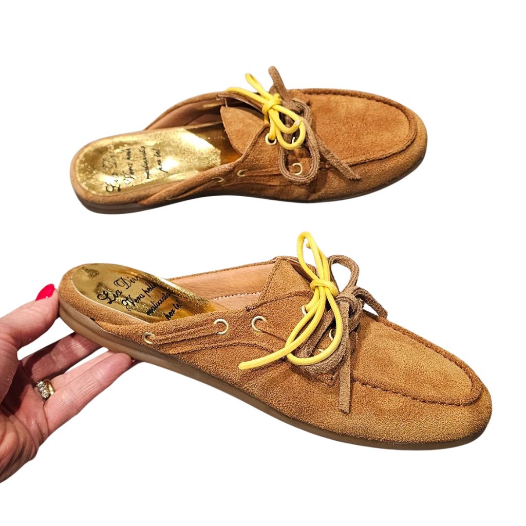 Mules in camoscio cuoio con lacci cerati gialli