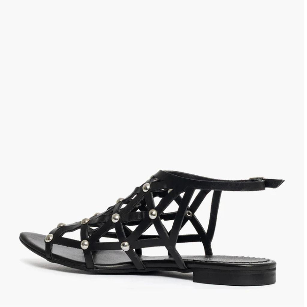 Sandalo gladiator Gagliotta in pelle nera, tomaia a gabbia con borchie argentate.