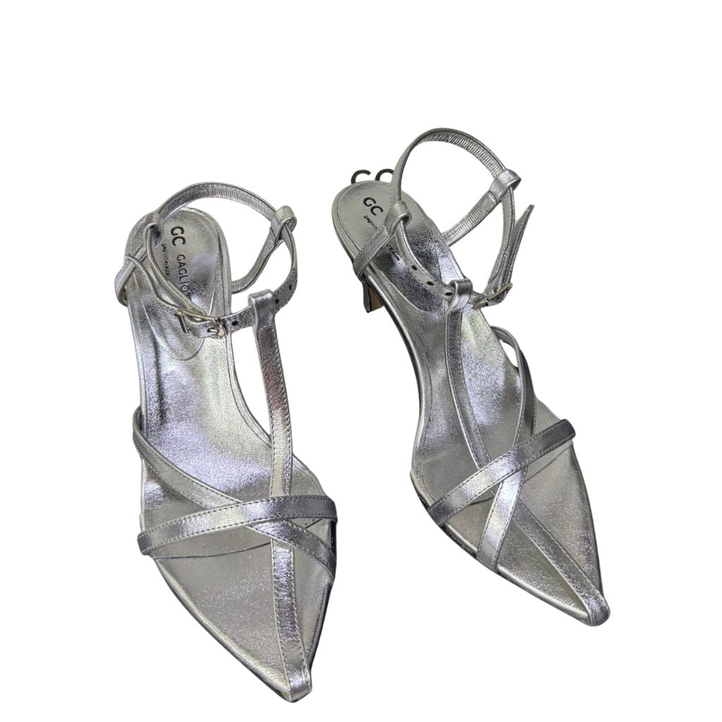 Sandalo Gagliotta GC in pelle laminata argento, fasce a T, tacco a spillo 7 cm, punta a mandorla.