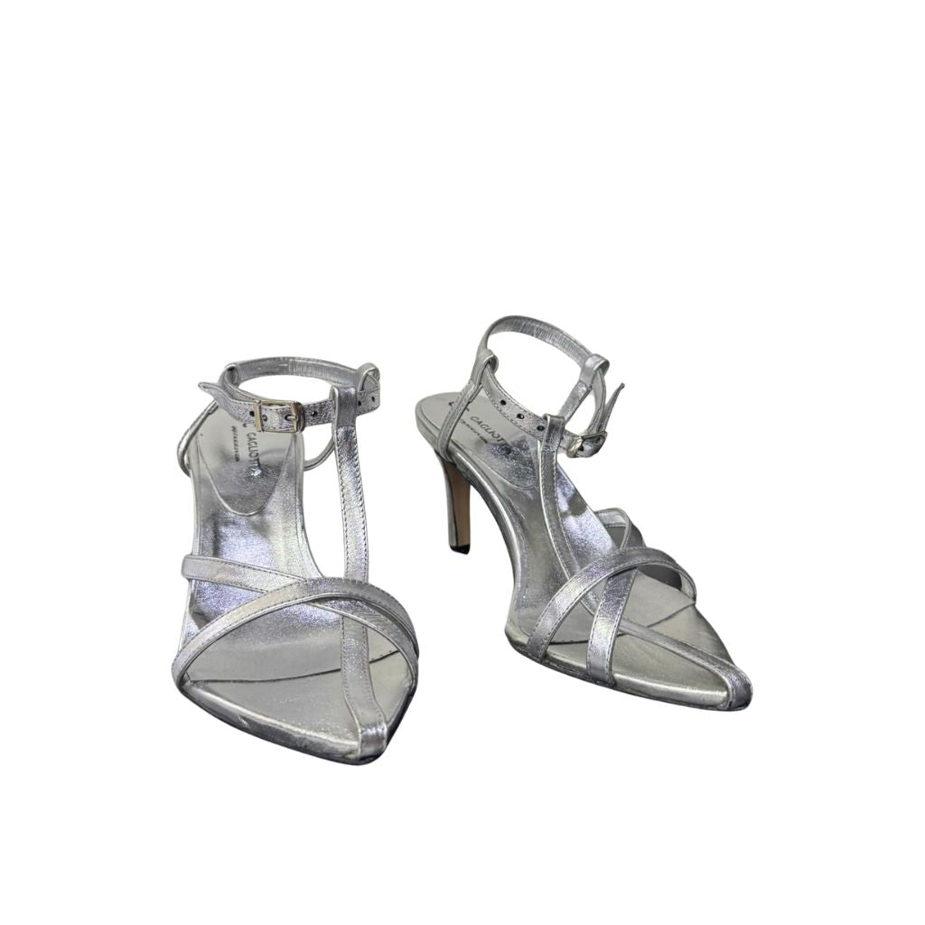 Sandalo Gagliotta GC in pelle laminata argento, fasce a T, tacco a spillo 7 cm, punta a mandorla.