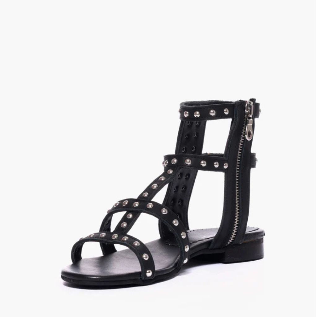 Sandalo gladiator Gagliotta in pelle nera, micro borchie argentate a griglia, chiusura zip.