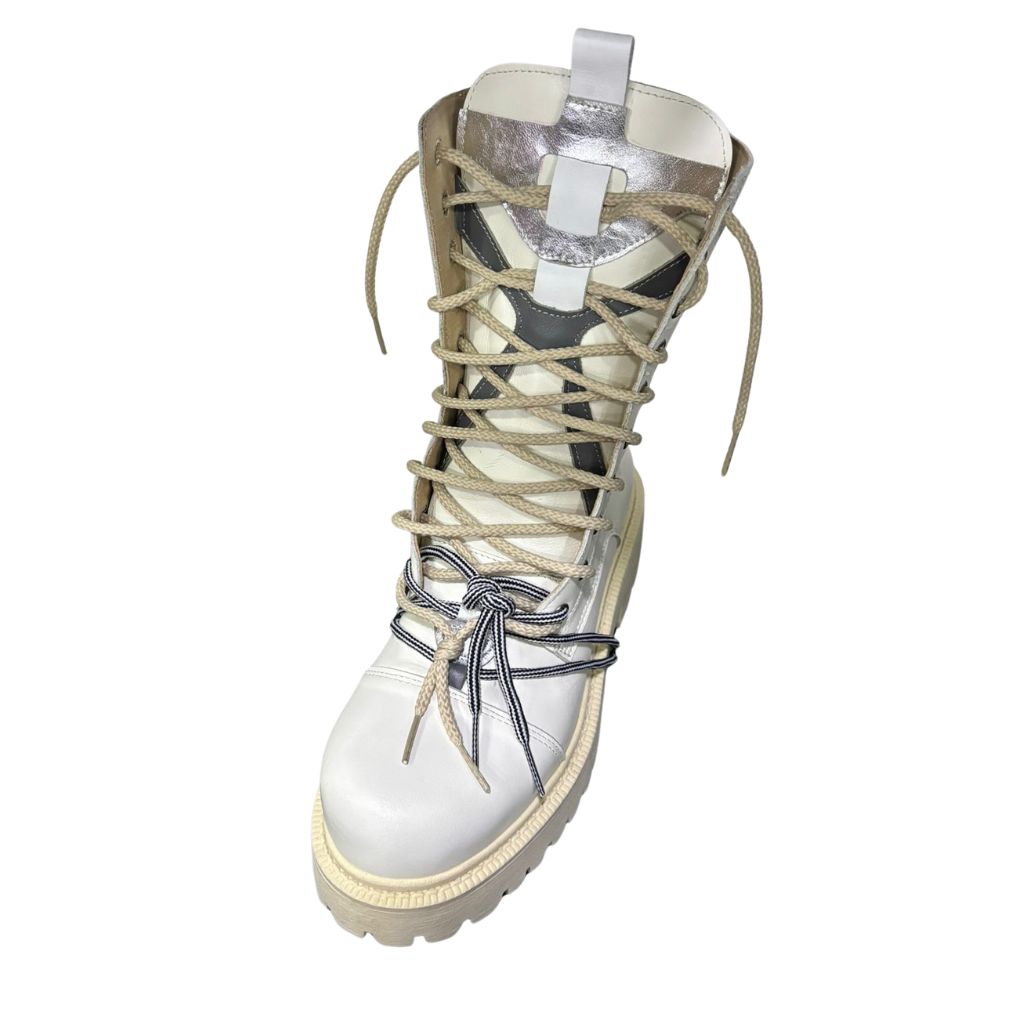 Stivale combat Gagliotta bianco liscio in pelle con lacci, corda bicolore bianco e nera e suola carrarmato.