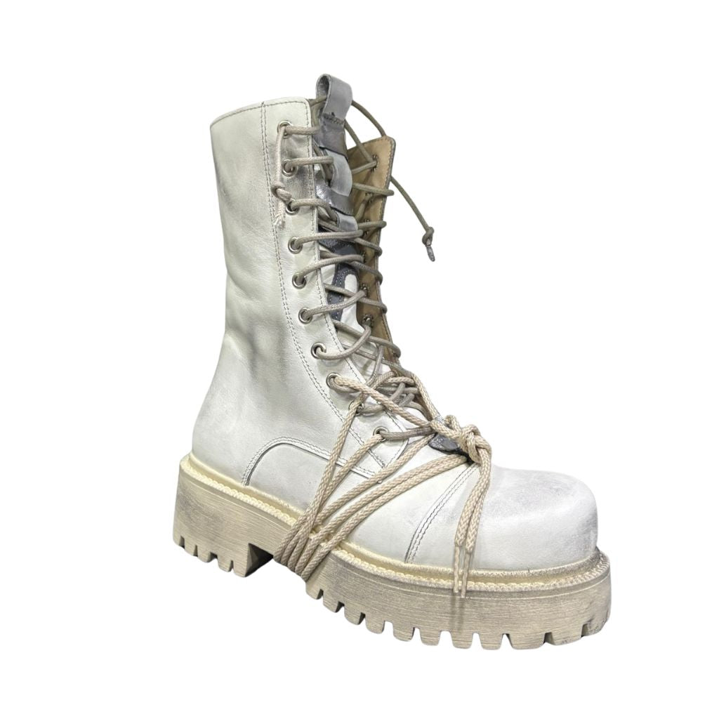 Stivale combat Gagliotta bianco vintage in pelle con lacci, corda intrecciata e suola carrarmato.