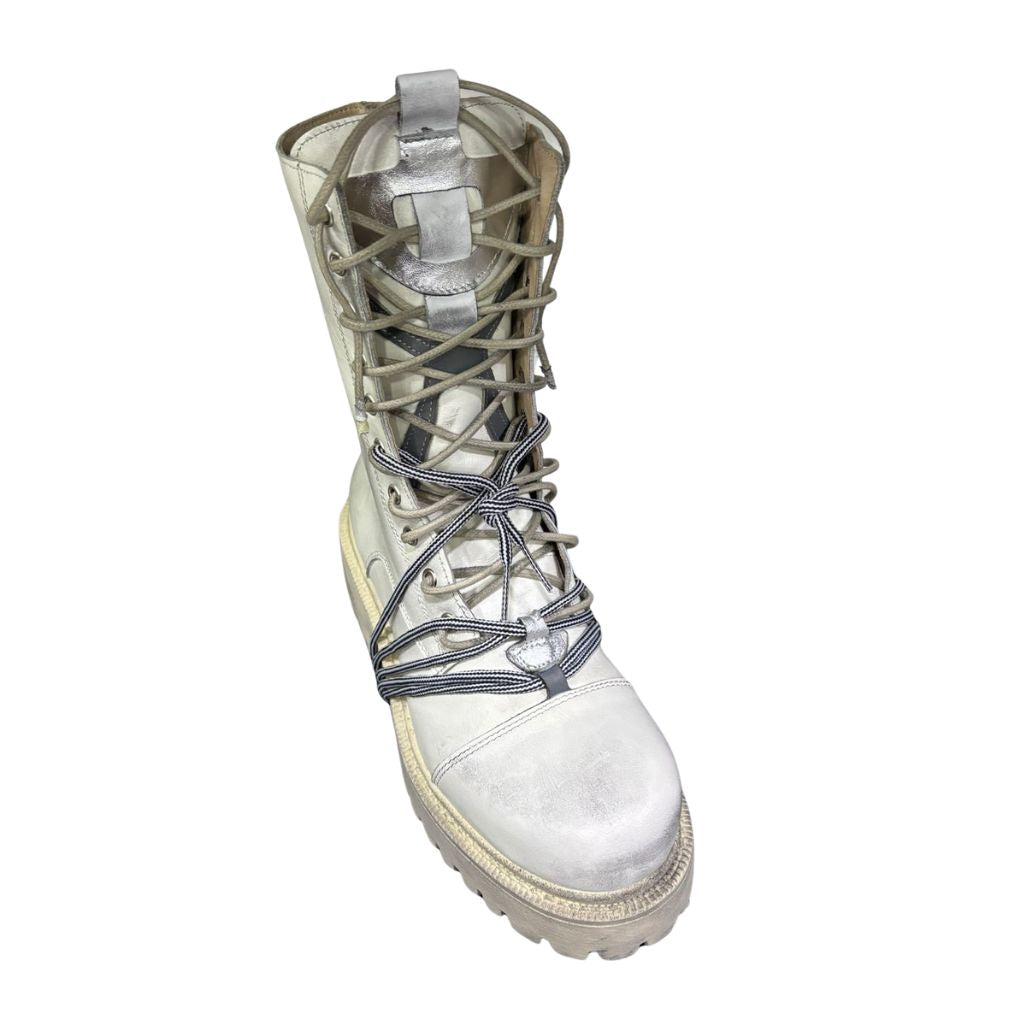 Stivale combat Gagliotta bianco vintage in pelle con lacci, corda intrecciata e suola carrarmato.