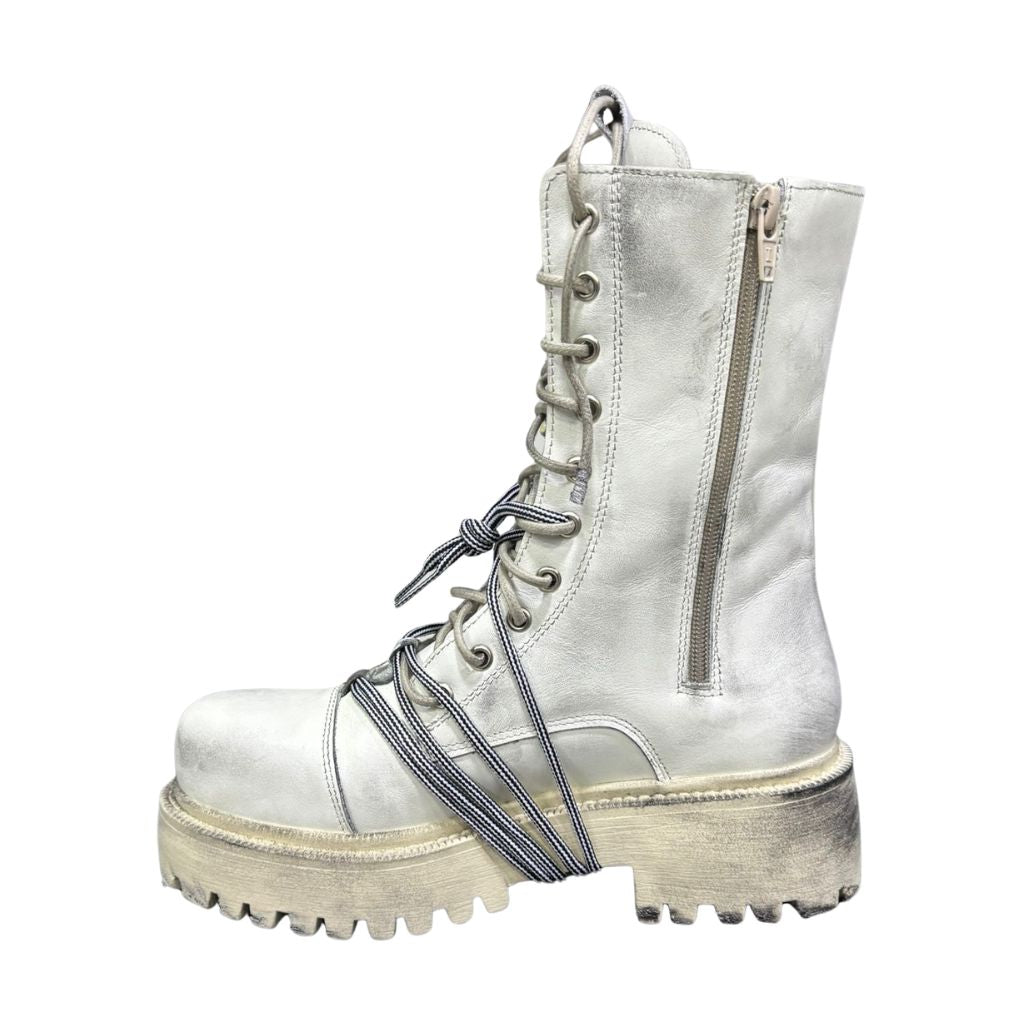 Stivale combat Gagliotta bianco vintage in pelle con lacci, corda intrecciata e suola carrarmato.