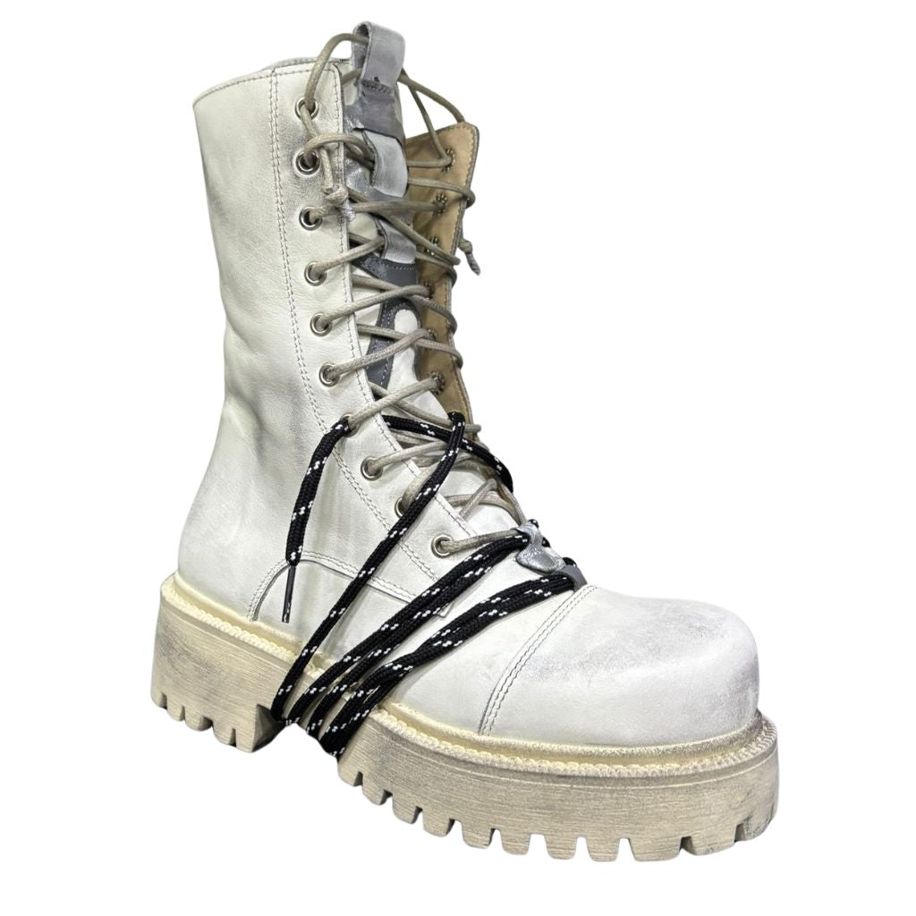 Stivale combat Gagliotta bianco vintage in pelle con lacci, corda intrecciata e suola carrarmato.