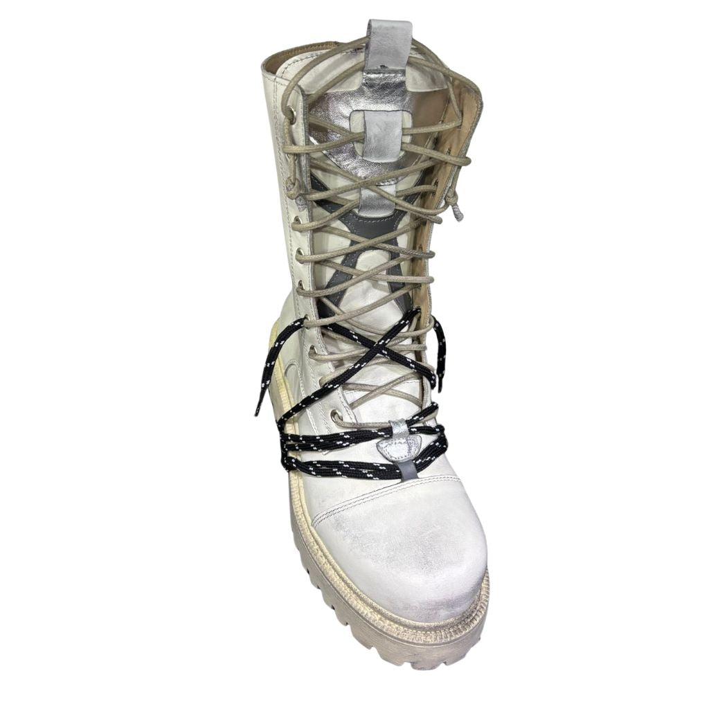 Stivale combat Gagliotta bianco vintage in pelle con lacci, corda intrecciata e suola carrarmato.