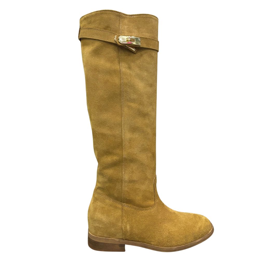Stivale in camoscio cuoio con rialzo interno 8 cm e cintura estraibile con accessorio oro.