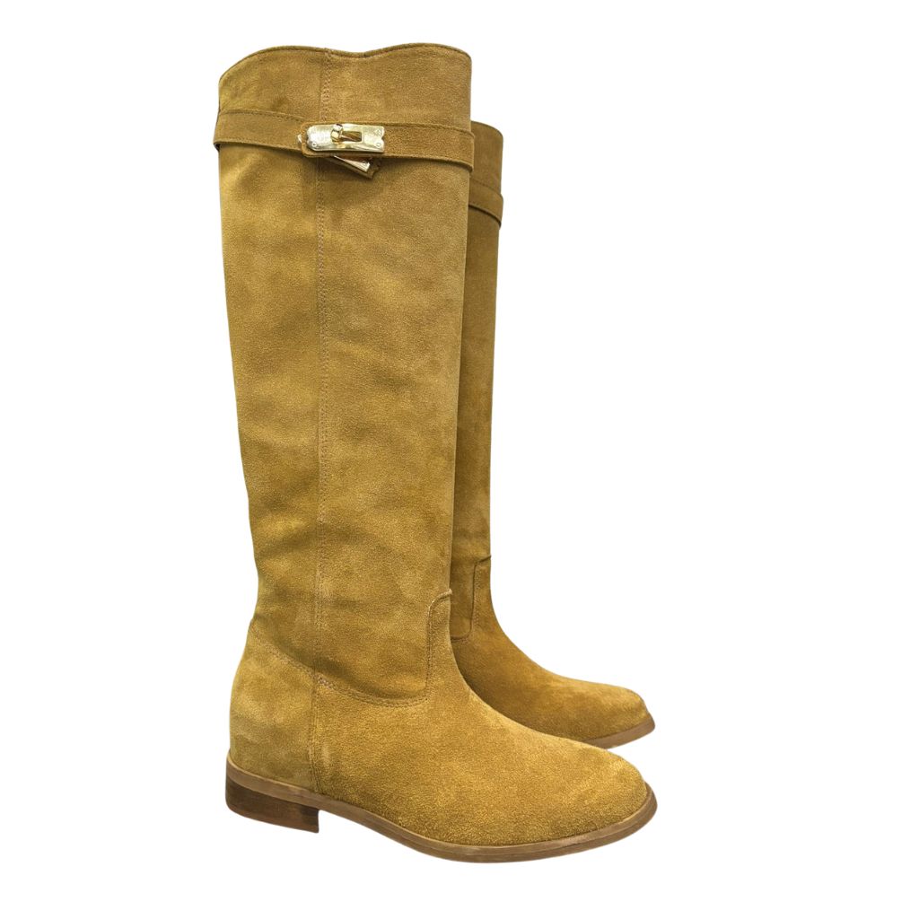 Stivale in camoscio cuoio con rialzo interno 8 cm e cintura estraibile con accessorio oro.