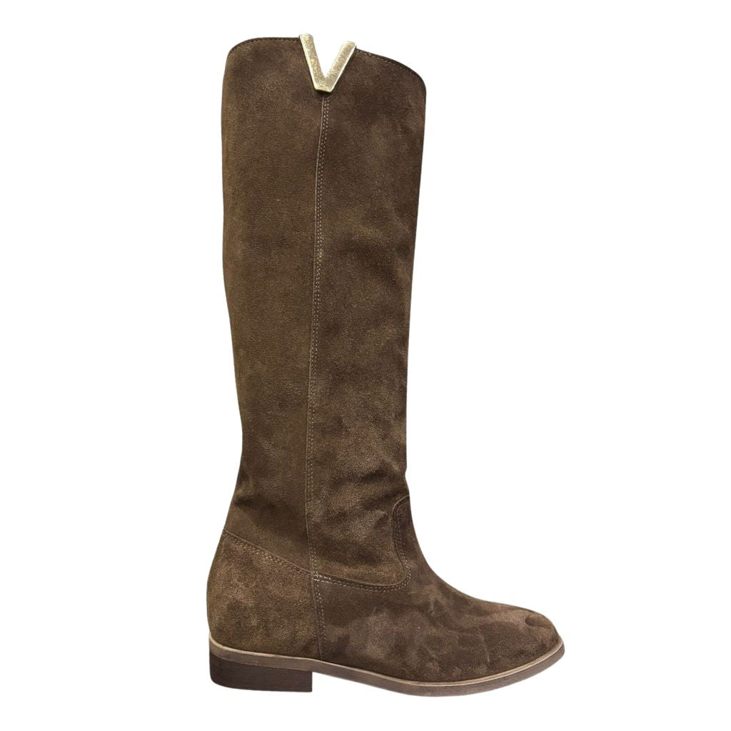 Stivale al ginocchio in camoscio marrone con rialzo interno 8 cm, accessorio oro e punta tonda.