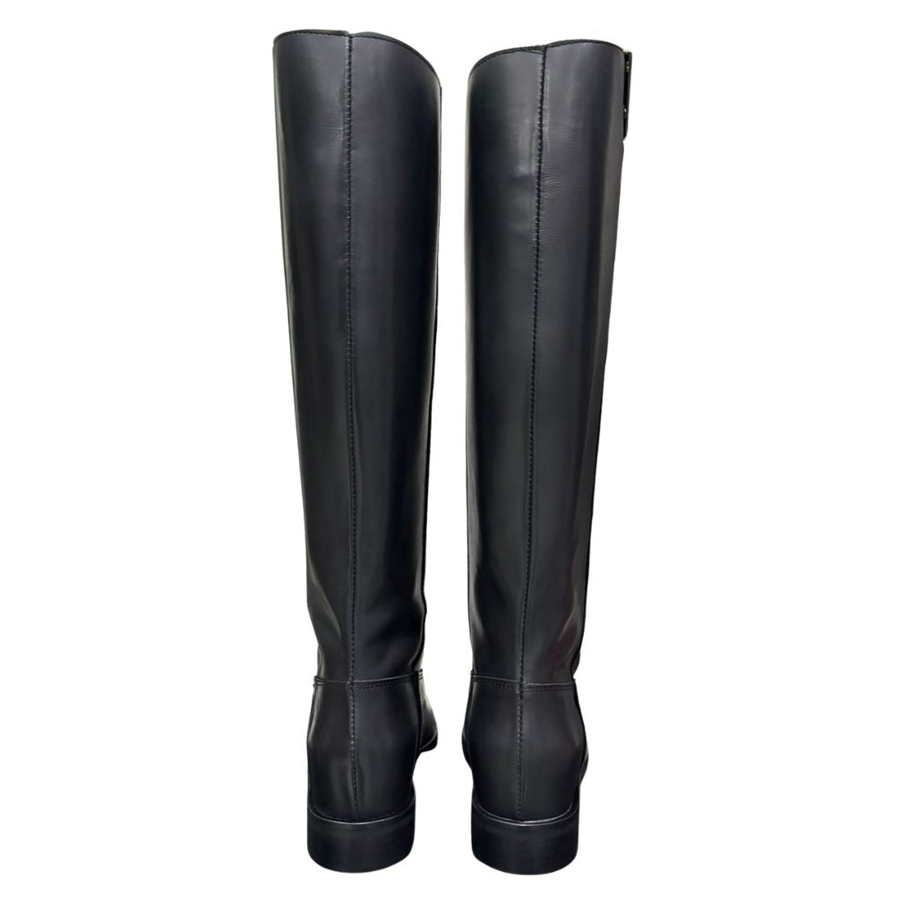 Stivale al ginocchio in pelle nera con rialzo interno 8 cm, accessorio oro e punta tonda.