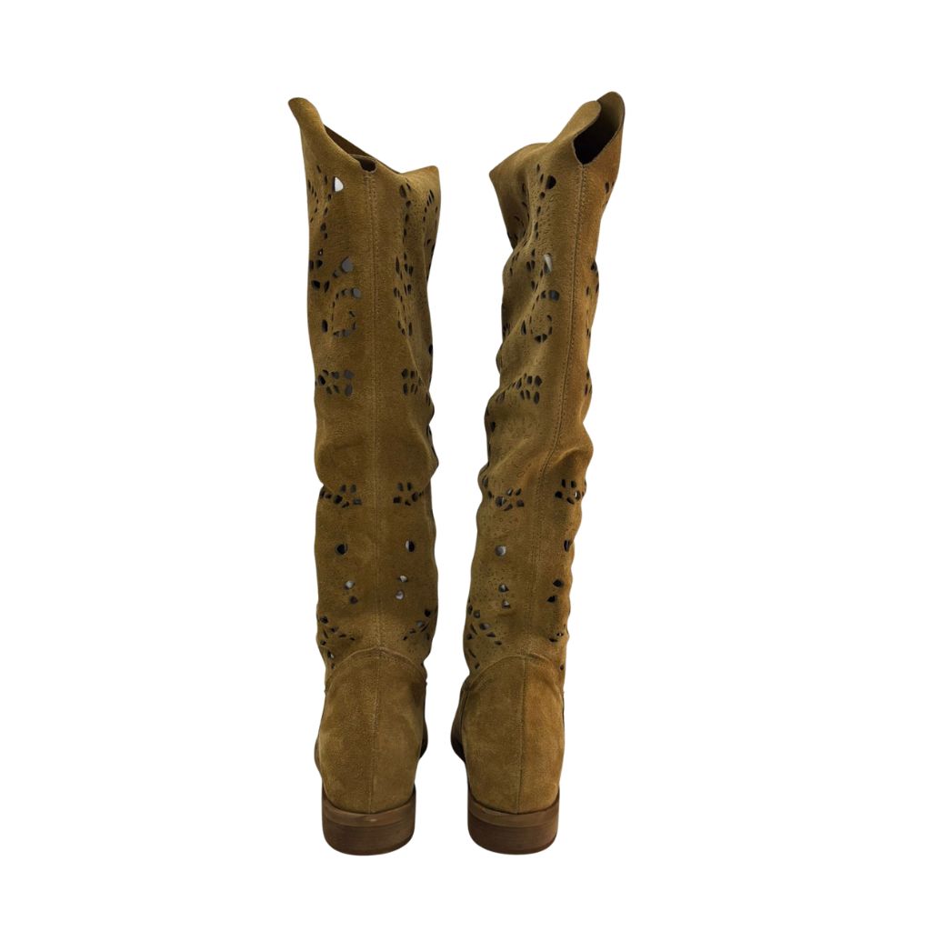 Stivale over-the-knee in camoscio cuoio con traforazione floreale geometrica
