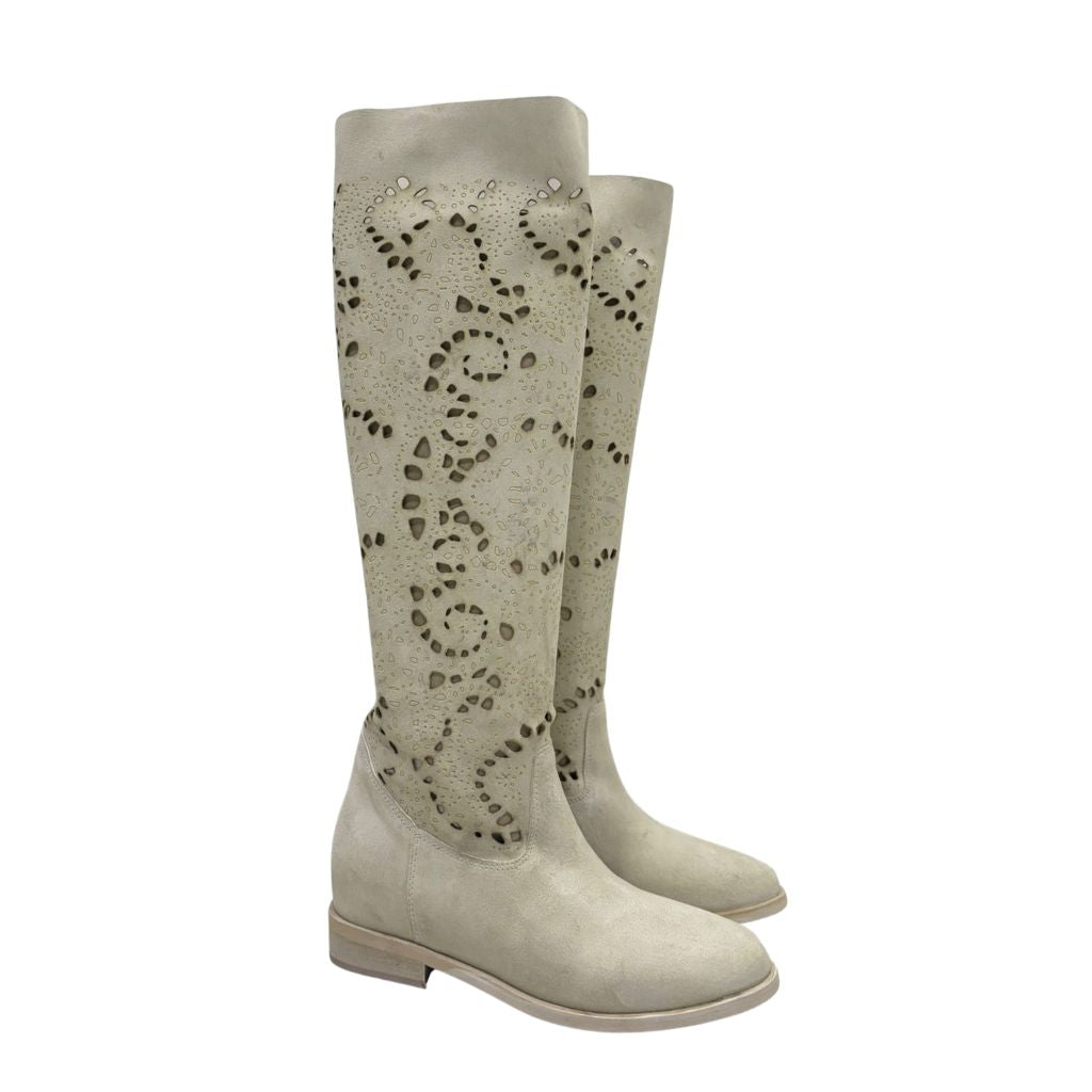 Stivale over-the-knee in camoscio ghiaccio con traforazione floreale geometrica