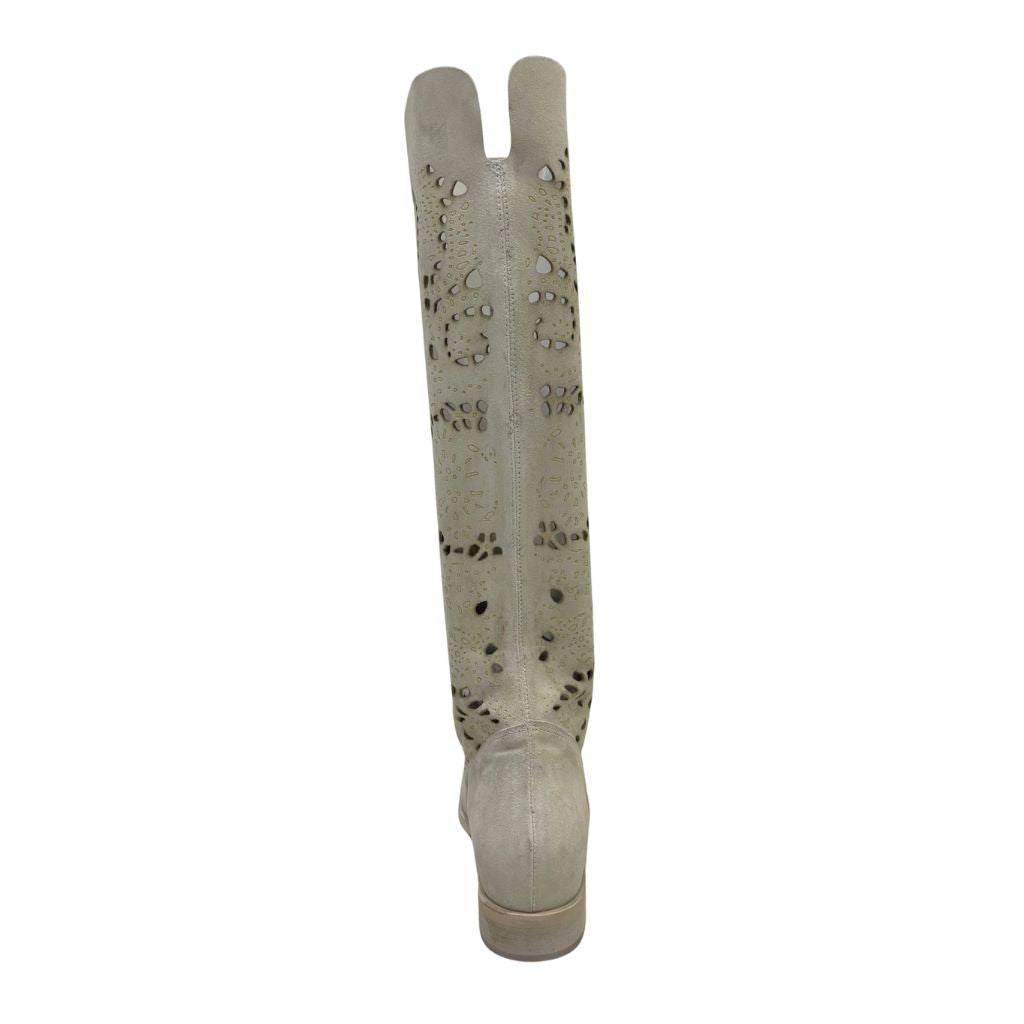 Stivale over-the-knee in camoscio ghiaccio con traforazione floreale geometrica