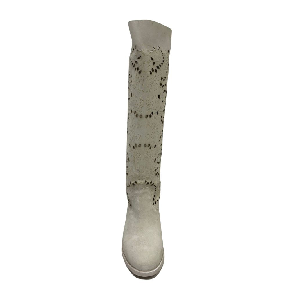 Stivale over-the-knee in camoscio ghiaccio con traforazione floreale geometrica