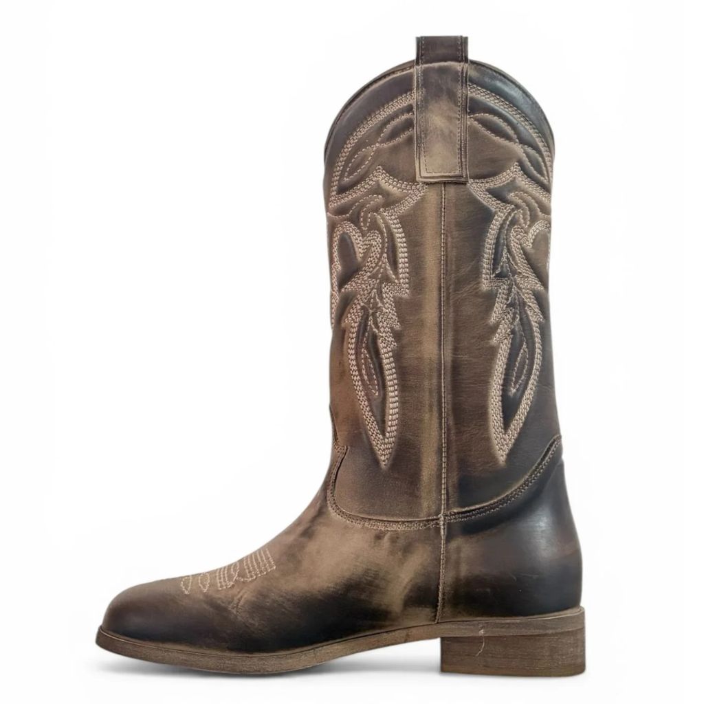 Stivale texano Gagliotta in pelle spazzolata effetto vintage, ricami floreali tono su tono, tacco 3 cm.